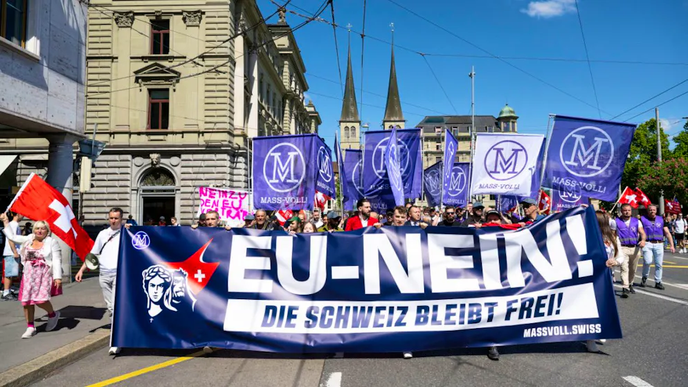 Proteste. A Lucerna Mass-Voll manifesta contro gli accordi UE, mentre i socialisti contro i fascisti