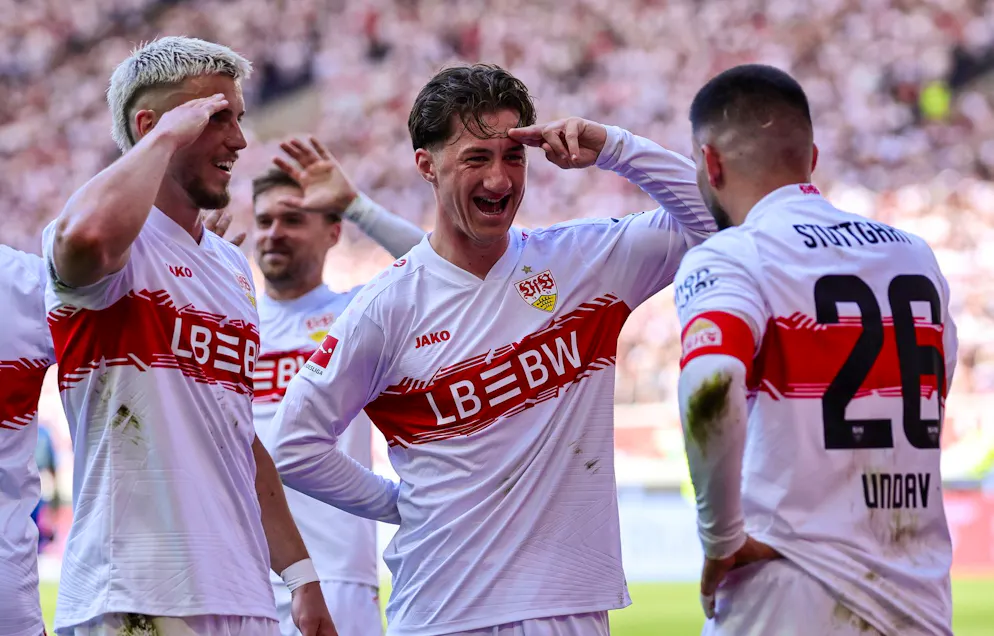 Deniz Undav (rechts) lässt sich von den Teamkollegen feiern.
