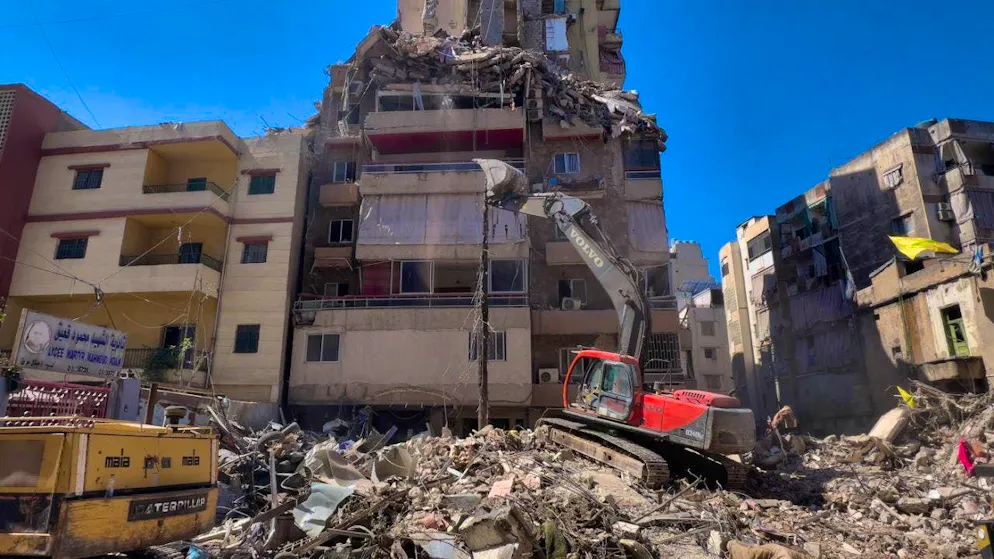 An excavator removes the rubble of a destroyed building in a southern suburb of Beirut. Photo: Hussein Malla/AP/dpa/Archive image