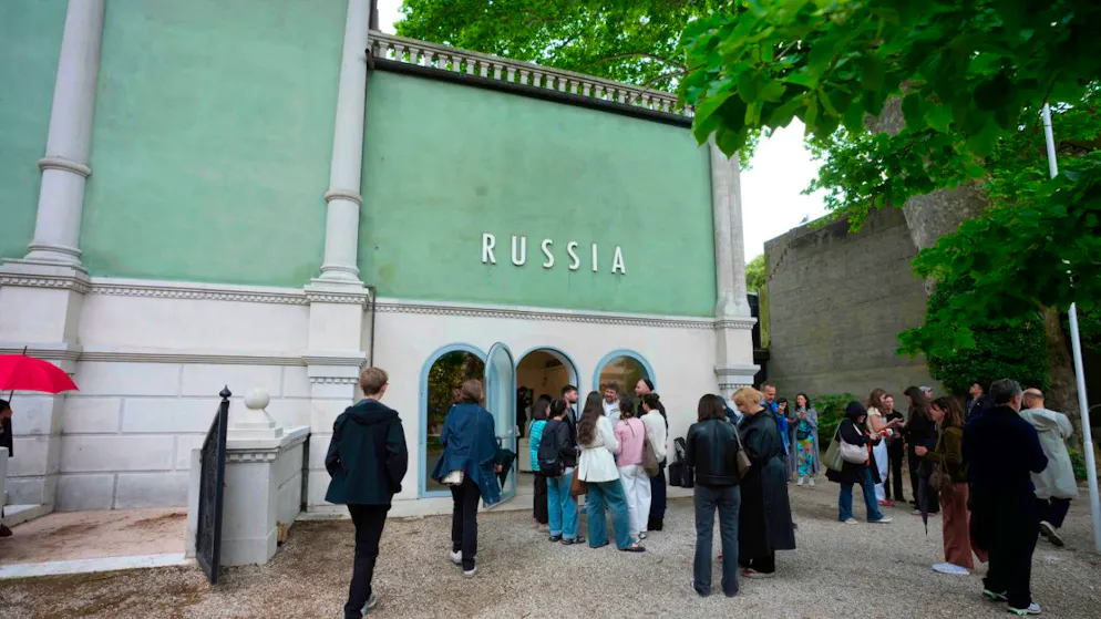 Continua la polemica. Chiude alla Biennale di Venezia il Padiglione russo, performance su tre monitor. Visitatori spaesati