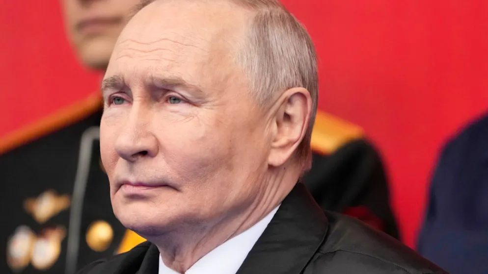 Der russische Präsident Wladimir Putin nimmt an der Militärparade zum Tag des Sieges in Moskau teil. Foto: Pavel Bednyakov/Pool AP/AP/dpa