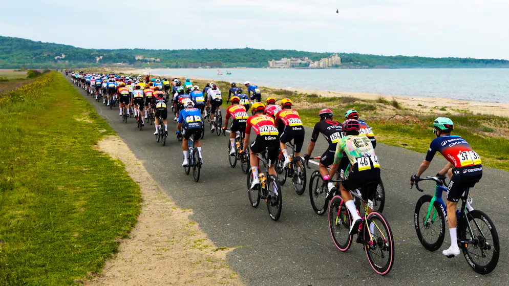 Chaos sur le Giro. Enorme chute collective : un coureur de premier plan tombe dans le fossé