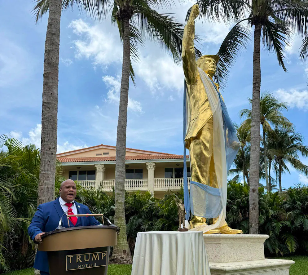 Die Trump-Statue zeigt den Us-Präsidenten mit der rechten Faust in die Luft gereckt. Diese Geste machte Trump nach einem Attentatsversuch auf einer Veranstaltung in Pennsylvania 2024.