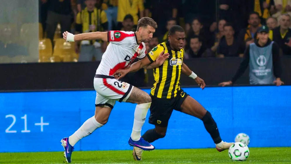 Dereck Kutesa (here in the Conference League against Rayo Vallecano) is Greek champion ahead of schedule with AEK Athens.