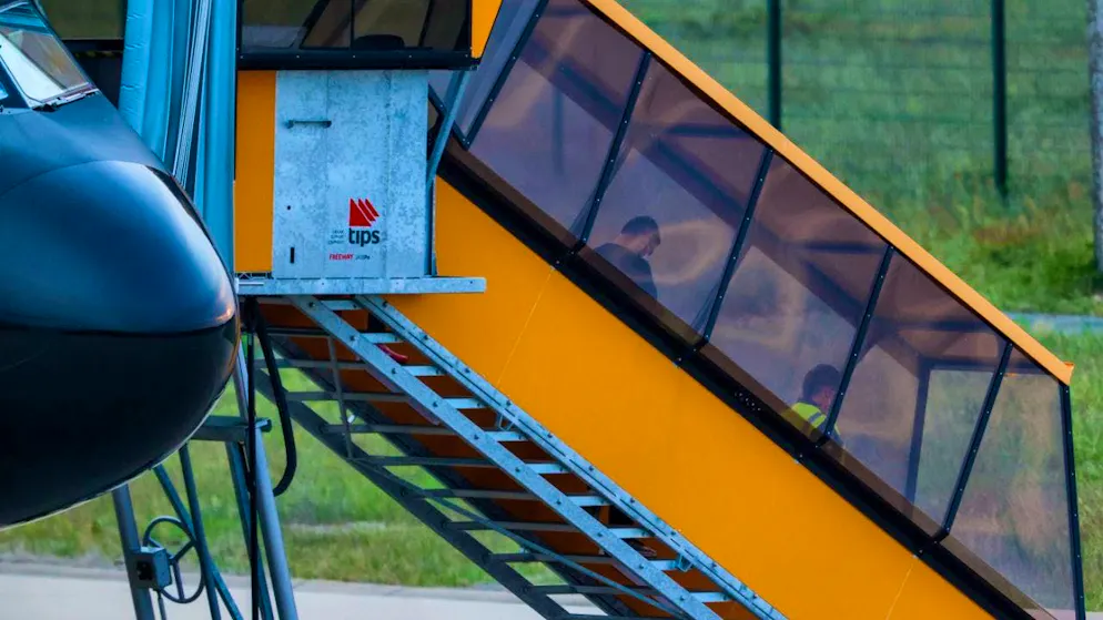 A passenger of the cruise ship affected by a hantavirus outbreak leaves an airplane via a staircase at Eindhoven Airport. The plane from the Canary Island of Tenerife landed with a total of 26 passengers and crew members of the "Hondius". Photo: Christoph Reichwein/dpa