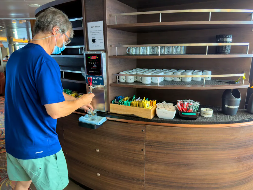 Ein Passagier auf dem vom Hantavirus betroffenen Kreuzfahrtschiff bedient sich während der Fahrt nach Teneriffa mit Wasser.