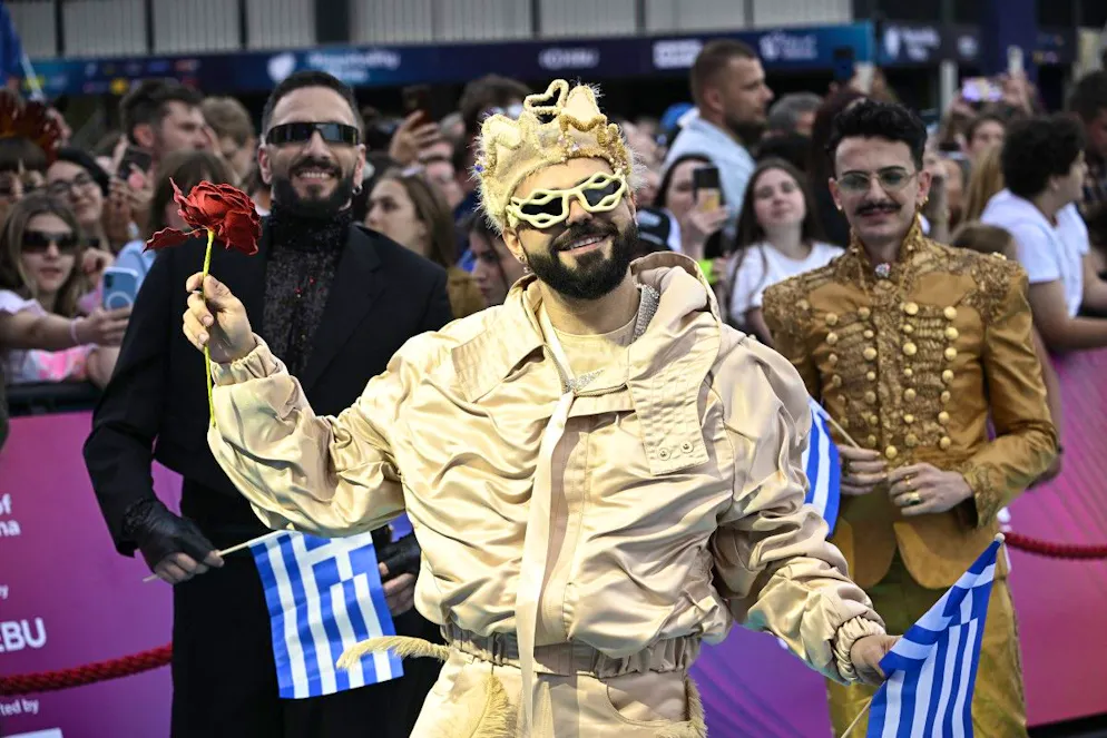 ESC 2026 - Eröffnung - Defilee der Stars. Dem griechischen Sänger Akylas Mytilinaios bescheinigen die Experten der Wettbüros gute Chancen auf den Sieg mit seiner Spassnummer «Ferto».