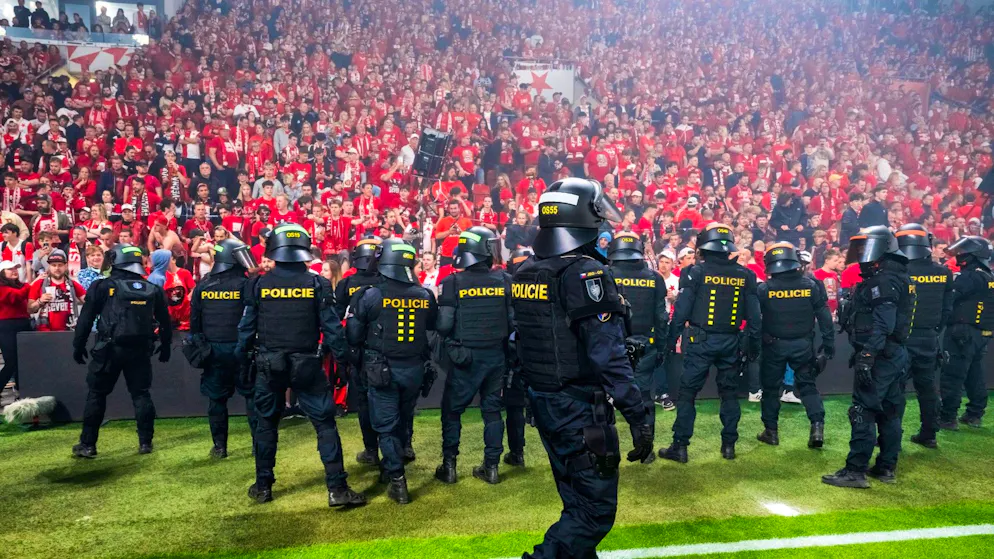 Le Slavia rate le sacre après des débordements de ses fans.