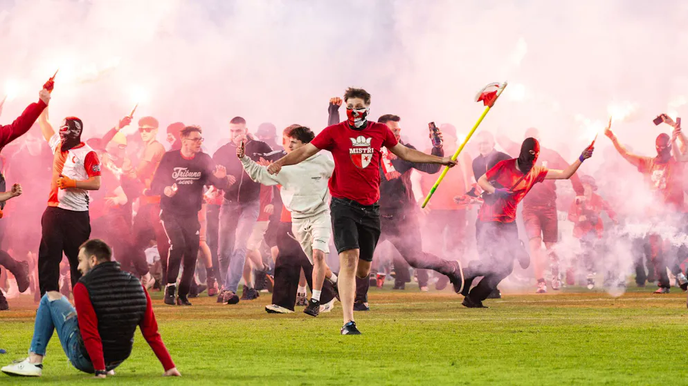 Das Spiel endete im Chaos: Wegen eines Platzsturms wurde das Derby Slavia Prag gegen Sparta Prag kurz vor dem Ende abgebrochen.