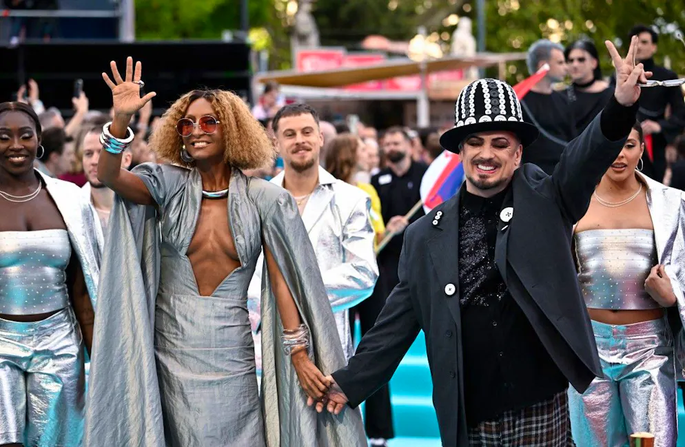 ESC 2026 - Eröffnung - Defilee der Stars. Die italienische Sängerin Senhit Zadik Zadik, alias Senhit, vertritt San Marino mit dem Song «Superstar». An ihrer Seite: der britische Musiker Boy George.