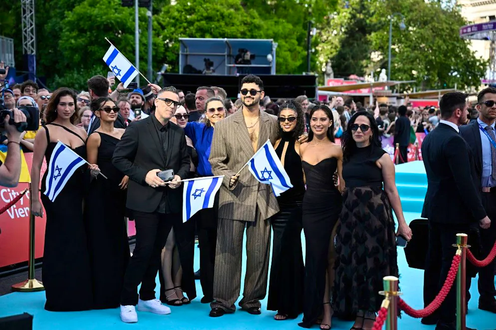 ESC 2026 - Eröffnung - Defilee der Stars. Sorgt für Kontroversen wegen der Teilnahme seines Landes am ESC: Der israelische Sänger Noam Bettan präsentiert das Lied «Michelle».