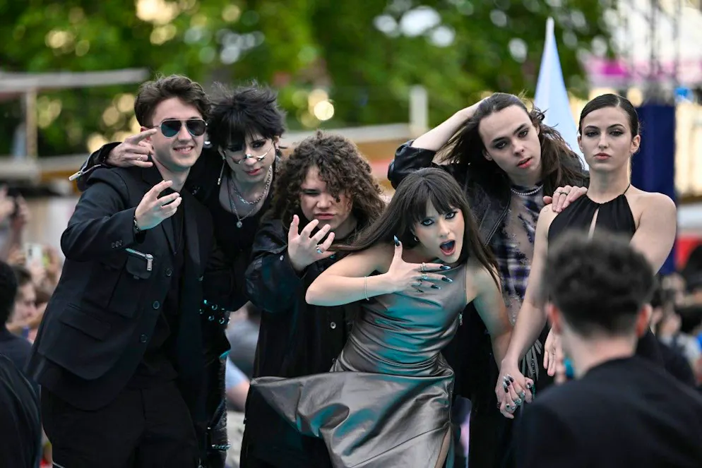 ESC 2026 - Eröffnung - Defilee der Stars. Der rumänische ESC-Beitrag «Choke me» von Alexandra Capitanescu sorgt für Kritik, weil der Titel und Text eine gefährliche Sexualpraktik verharmlosen soll.