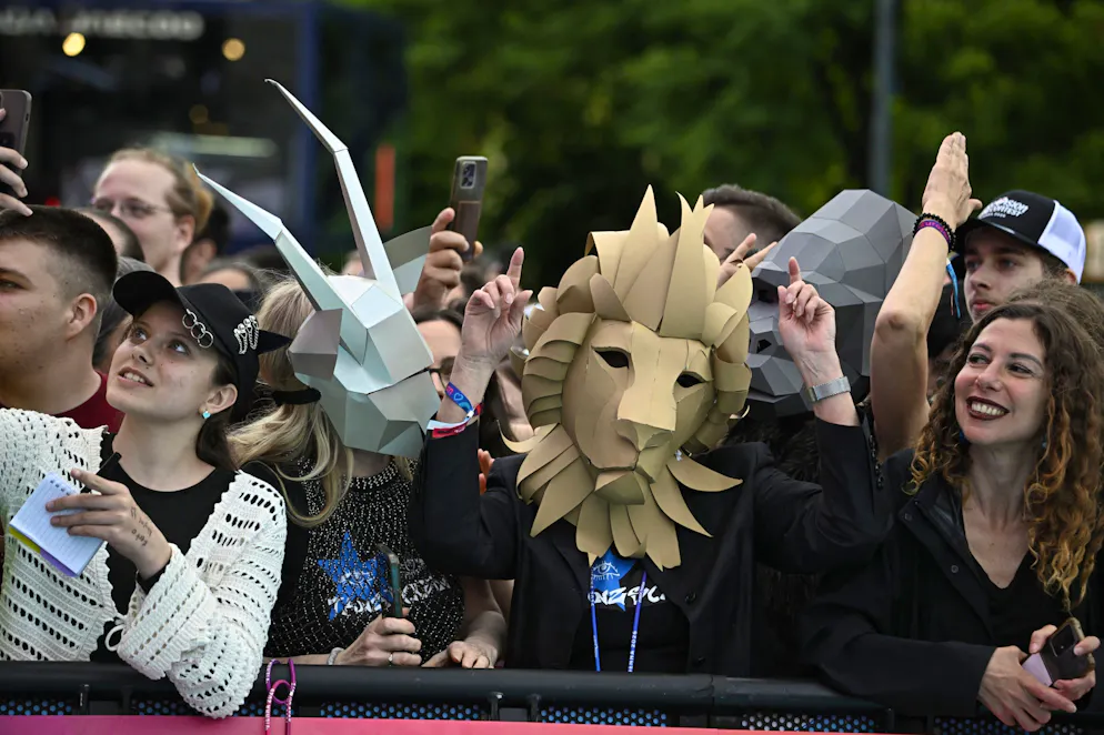 ESC 2026 - Eröffnung - Defilee der Stars. Fans jubeln während der Eröffnungszeremonie des Eurovision Song Contest 2026 auf dem Rathausplatz in Wien, am 10. Mai 2026. Die Stadt wird die beiden Halbfinals am 12. und 14. Mai sowie das Finale am 16. Mai 2026 ausrichten.