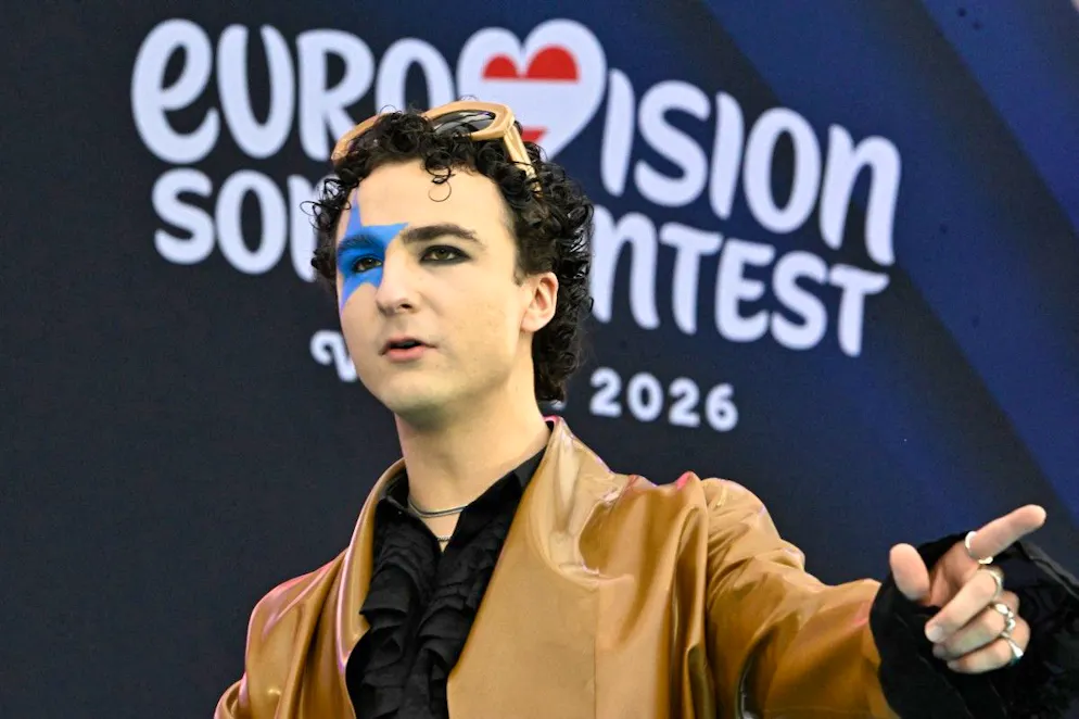 ESC 2026 - Eröffnung - Defilee der Stars. Der österreichische Sänger Benjamin Gedeon, alias Cosmo, vertritt Österreich mit dem Lied «Tanzschein». Sein Markenzeichen? Ein leuchtend blauer Stern rund ums Auge.