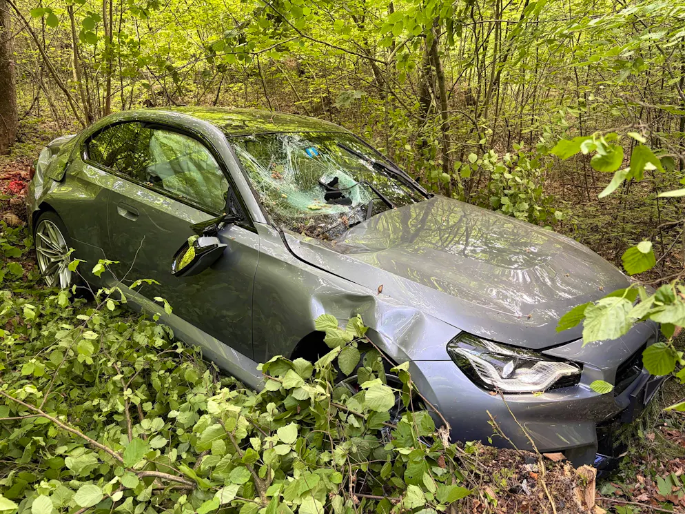 Das Auto stürzte mehrere Meter eine steile Böschung hinunter.