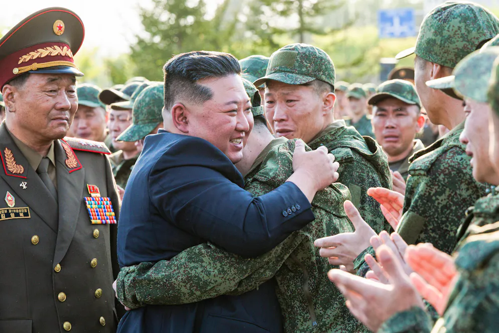 Nordkoreas Oberster Führer Kim Jong Un (2. v. l.) und nordkoreanische Soldaten nehmen an einer Zeremonie zur Eröffnung eines Museums- und Gedenkkomplexes teil, der den nordkoreanischen Soldaten gewidmet ist, am 26. April 2026.