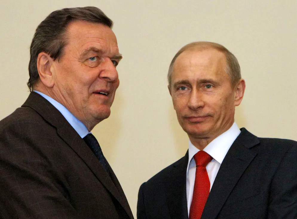 In questa foto d'archivio del 14 aprile 2009, l'allora primo ministro russo Vladimir Putin, a destra, e l'ex cancelliere tedesco Gerhard Schröder durante un incontro a San Pietroburgo, in Russia. Schröder ha operato dal 2005 come lobbista per le compagnie energetiche russe.