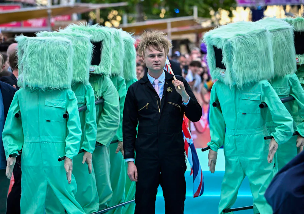ESC 2026 - Eröffnung - Defilee der Stars. Der englische Musiker Sam Battle – alias Look Mum No Computer, der Grossbritannien mit dem Lied «Eins, Zwei, Drei» vertritt – posiert am 10. Mai 2026 auf dem Rathausplatz in Wien  auf dem türkisen Teppich.