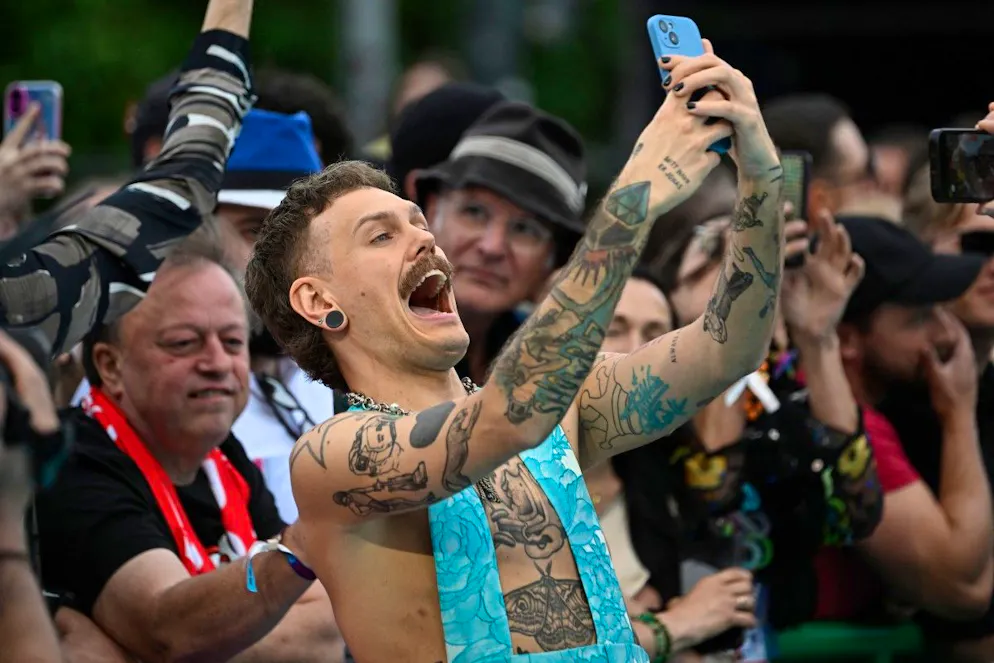 ESC 2026 - Eröffnung - Defilee der Stars. Der norwegische Sänger Jonas Lovv, der Norwegen mit dem Song «Ya Ya Ya» vertritt, posiert auf dem türkisen Teppich für Selfies mit Fans.