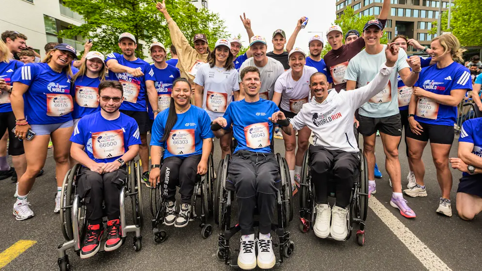 Dave Mzee (rechts im Rollstuhl) jubelt mit Marco Odermatt, Daniela Ryf, Simon Ehammer und Co.