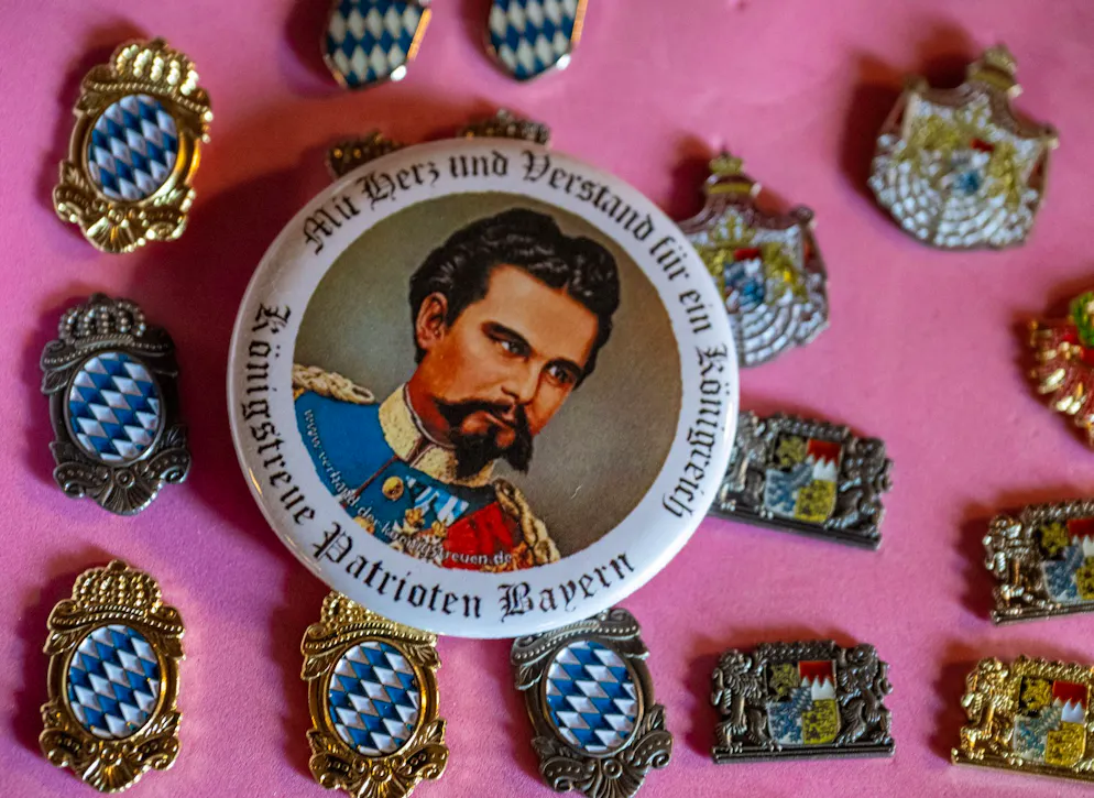 Rückkehr des verrückten Königs – Sloterdijk analysiert Trump – Gallery. Der bayerische Märchenkönig Ludwig II., der am Ende seines Lebens für unzurechnungsfähig erklärt wurde, gilt als Vertreter der Kategorie «verrückter König». Auch wenn über seinen psychischen Zustand gestritten wird, verhielt er sich zumindest hochgradig irrational.