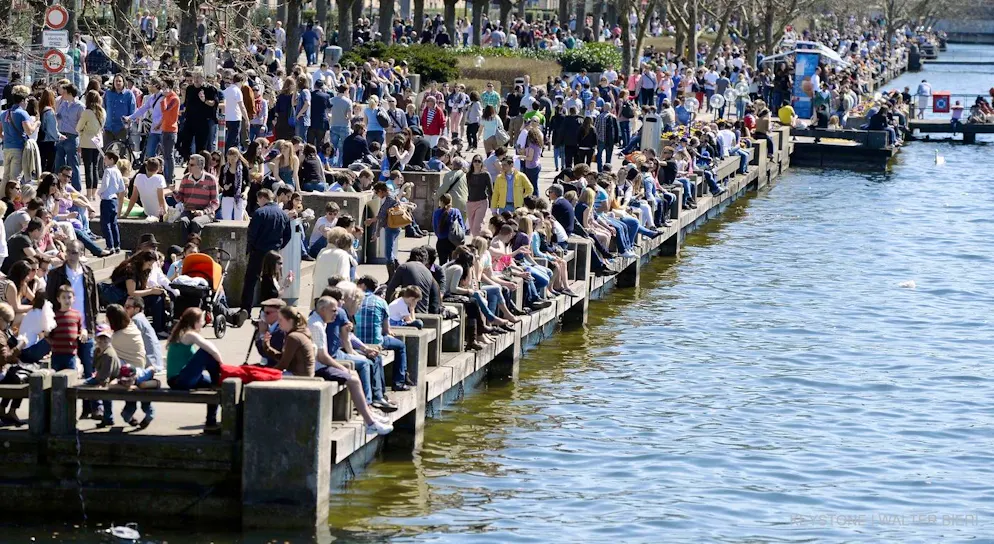 Im Sommer wird es voll auf der Zürcher Uferpromenade - das liegt aber nicht nur an den deutschen Immigranten. (Archiv)