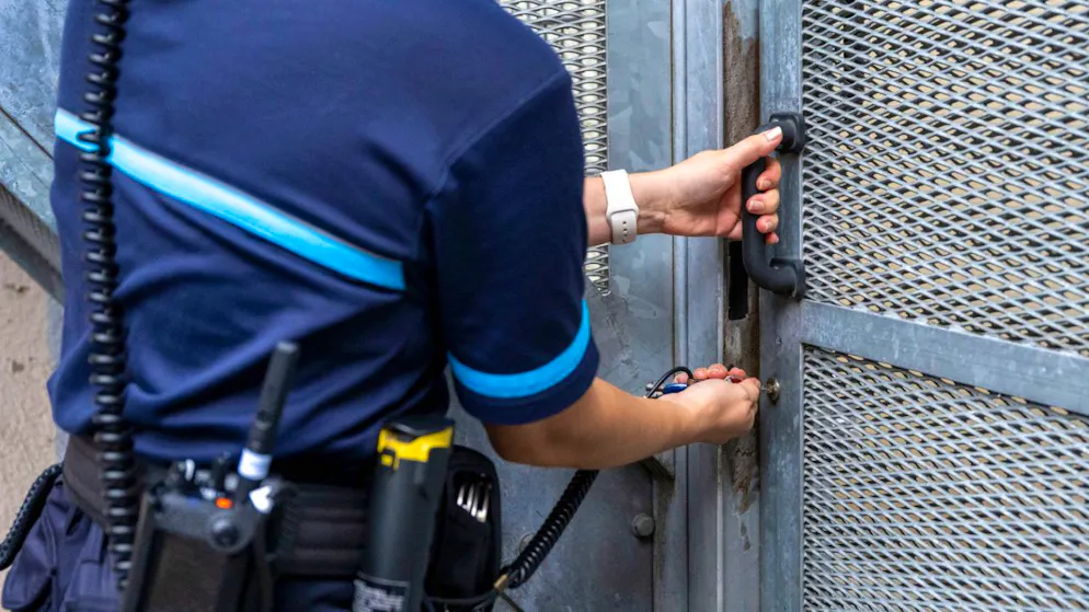 Die hohe Zahl an Inhaftierten führte zu einer schweizweiten Belegungsrate von 97 Prozent in den Gefängnissen. Im Bild: das Zentralgefängnis in Freiburg. (Archiv)