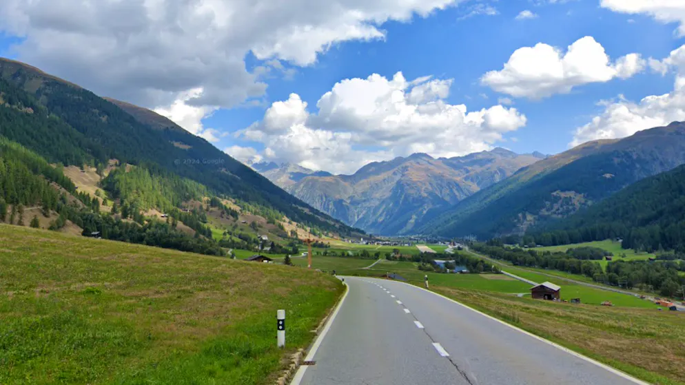 Head-on collision in Valais. Man races into oncoming traffic after taking a drug cocktail - now he has to pay thousands of francs