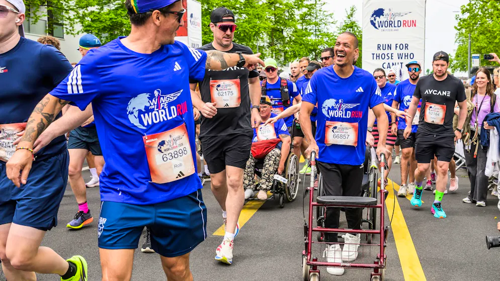 Dave Mzee (rechts) beim Wings for Life World Run in Zug.
