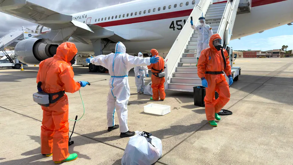 US passenger tests positive. Evacuation of the 
