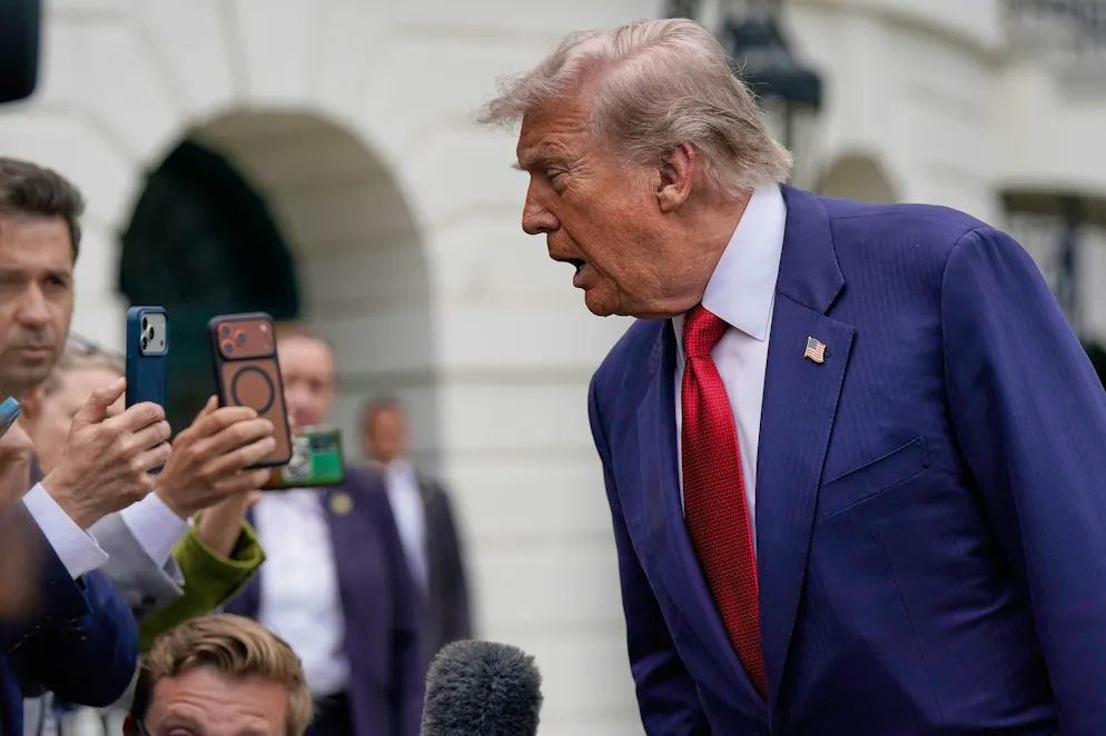 Le président Donald Trump s'adresse aux journalistes alors qu'il se dirige vers l'hélicoptère Marine One sur la pelouse sud de la Maison Blanche, vendredi 8 mai 2026, à Washington. (Photo AP/Jose Luis Magana)