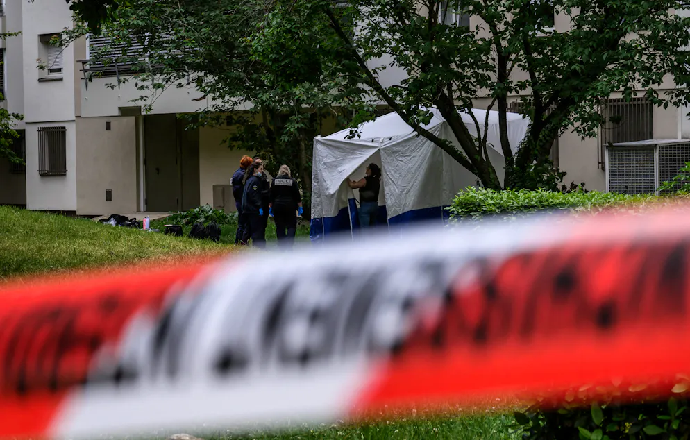 Des policiers interviennent sur les lieux d'un incendie qui s'est déclaré tôt ce matin dans un immeuble résidentiel et qui a fait trois morts le 11 mai 2026 à Décines-Charpieu, dans la banlieue de Lyon, au centre de la France. Un incendie, vraisemblablement d'origine criminelle, dans un immeuble résidentiel a fait trois morts le matin du 11 mai 2026 à Décines-Charpieu, dans la banlieue de Lyon, et les enquêteurs envisagent la possibilité qu'il s'agisse d'un règlement de comptes entre trafiquants de drogue, a déclaré une source policière à l'AFP. (Photo de JEFF PACHOUD / AFP)
