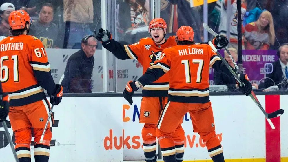 The Anaheim Ducks players celebrate the new equalizer in the series against the Vegas Golden Knights