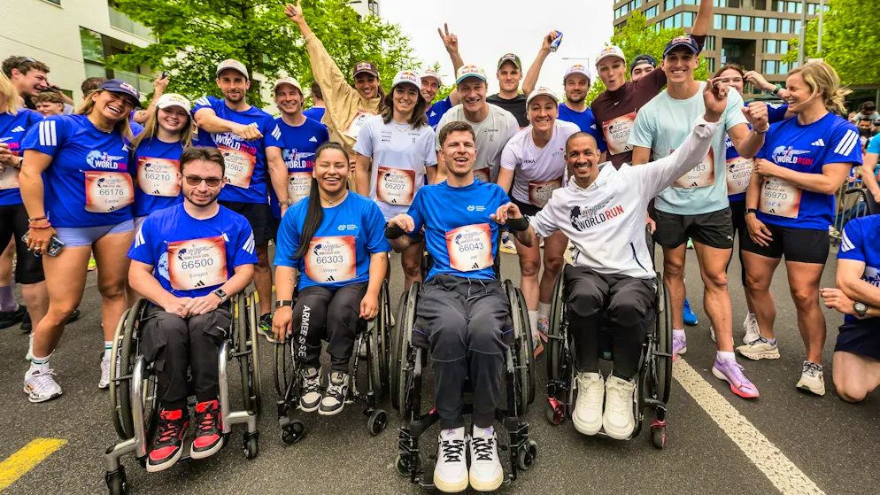 Dave Mzee (right in wheelchair) cheers with Marco Odermatt, Daniela Ryf, Simon Ehammer and co.
