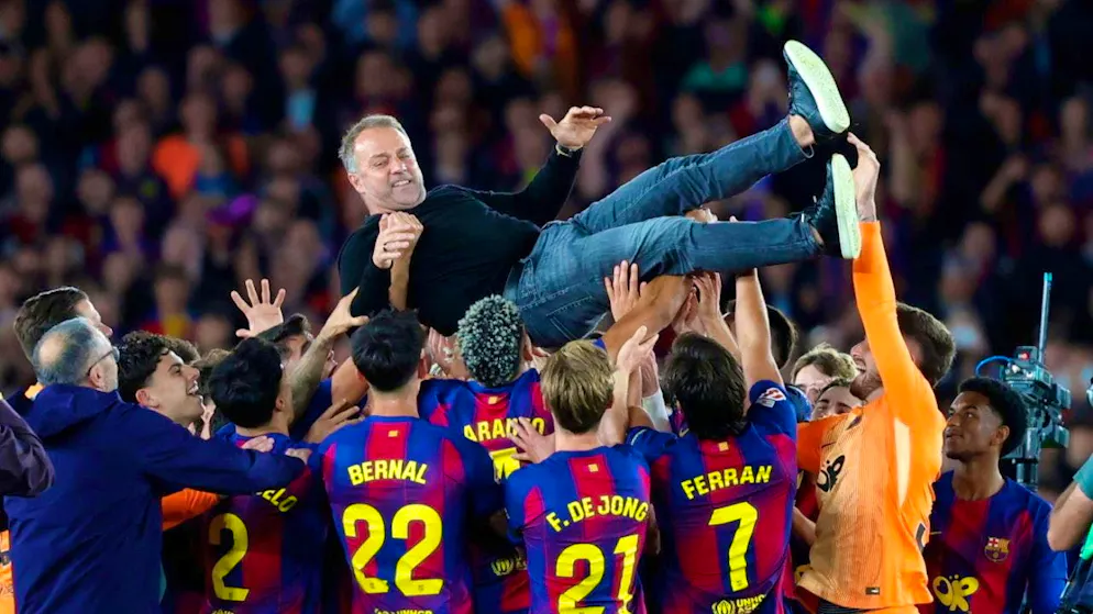 Carried by his "family": Barcelona's head coach celebrates the 29th league title with the players late on Sunday evening