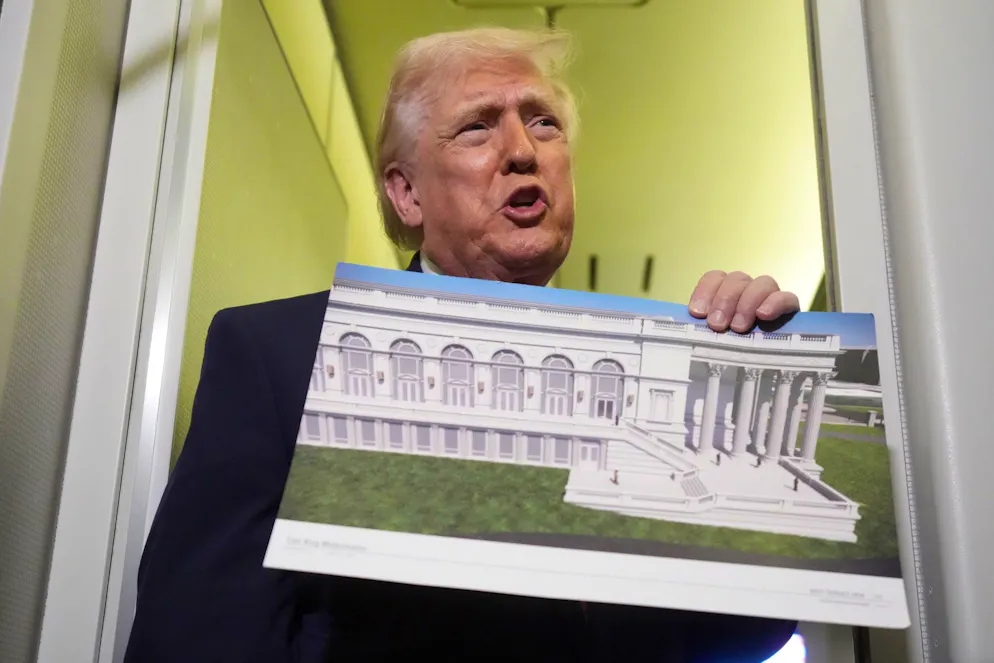 Rückkehr des verrückten Königs – Sloterdijk analysiert Trump – Gallery. Mit kostspieligen Repräsentationsprojekten wie dem Ballsaal des Weissen Hauses und einem riesigen Triumphbogen knüpft Trump an das Verhalten früherer Könige an.