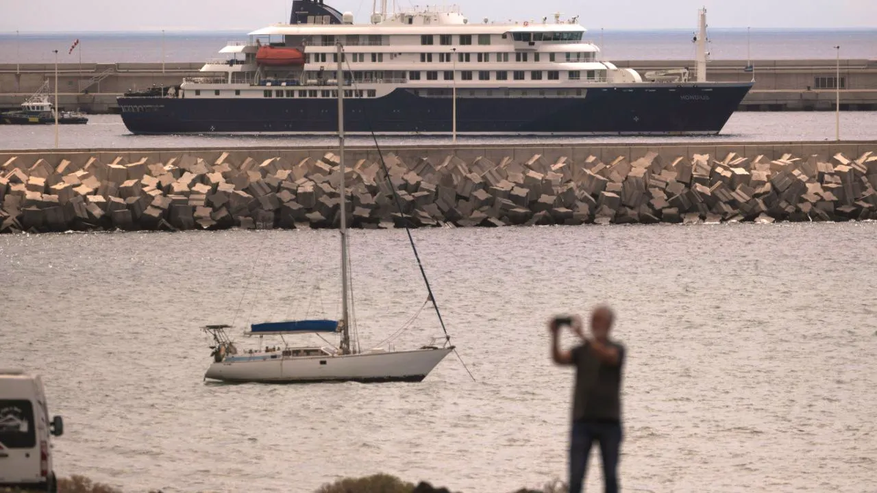 Spanien. Starker Wind: «Hondius» doch an Pier festgemacht