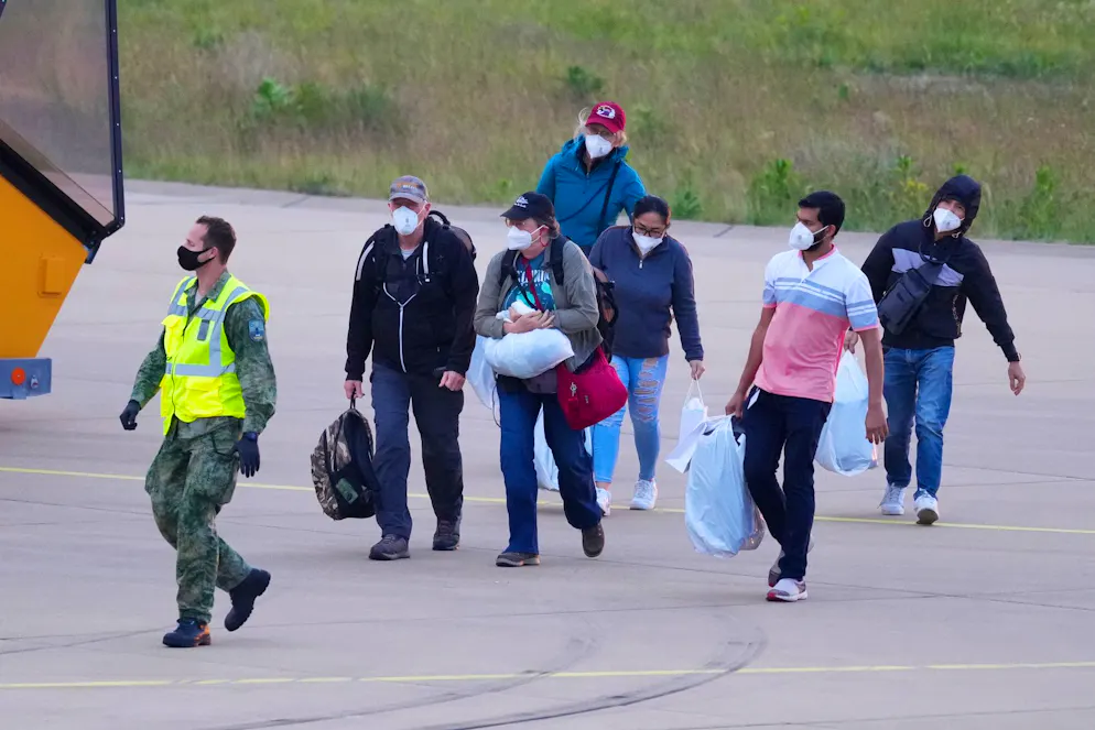 Les passagers évacués du paquebot MV Hondius, touché par l'hantavirus, arrivent à l'aéroport d'Eindhoven, aux Pays-Bas, le dimanche 10 mai 2026. (Photo AP/Peter Dejong)