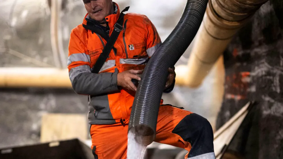 Il paese di Brienz non scivola quasi più. Durante i lavori di drenaggio le tubature hanno trasportato fino ad un massimo di 1'500 litri d'acqua al minuto.