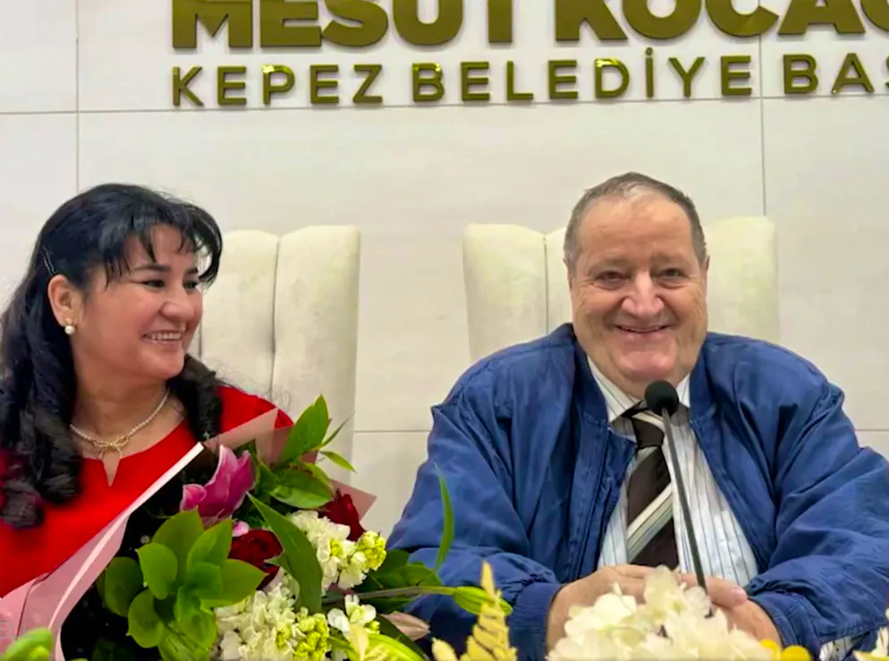 Bu çiftin sahte evlilik yaptığı iddia ediliyor. Emekli adam ise bu suçlamaları şiddetle reddediyor.
