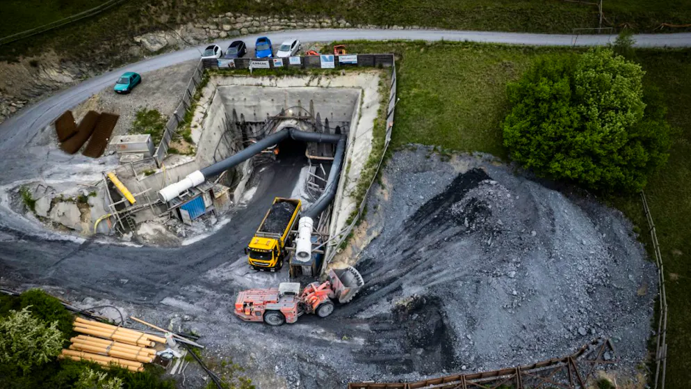 Il paese di Brienz non scivola quasi più. Nel cantiere sotto il paese di Brienz/Brinzauls si lavora cinque giorni su sette, dalle 5 di mattina alle 23 di sera. I lavori dovrebbero terminare nell'estate del 2027.