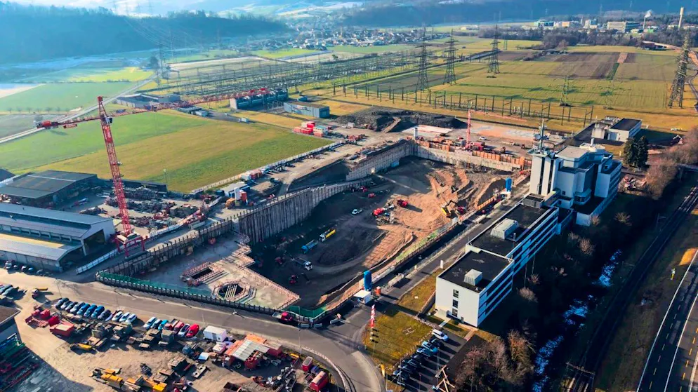 Das Loch für die gigantische Batterie ist so gross wie zwei Fussballfelder.