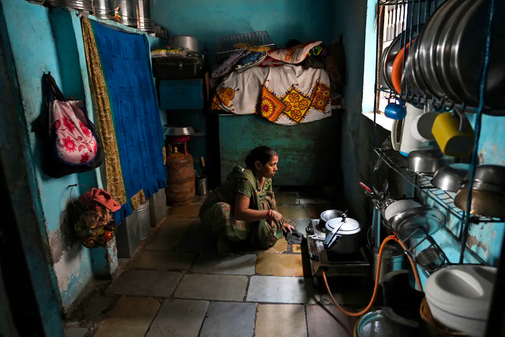 Cette photo prise le 28 avril 2026 montre Hasumati Parmar, souscriptrice d'une assurance contre la chaleur, en train de préparer un repas chez elle à Ahmedabad.