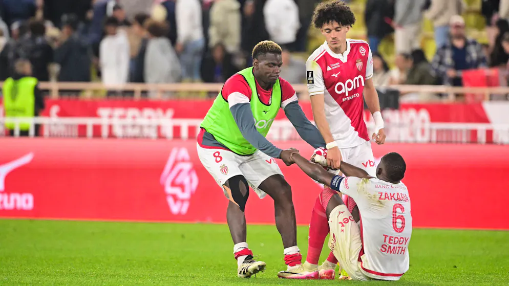 Paul Pogba und Top-Talent Maghnes Akliouche spenden Zakaria nach dem Eigentor Trost.