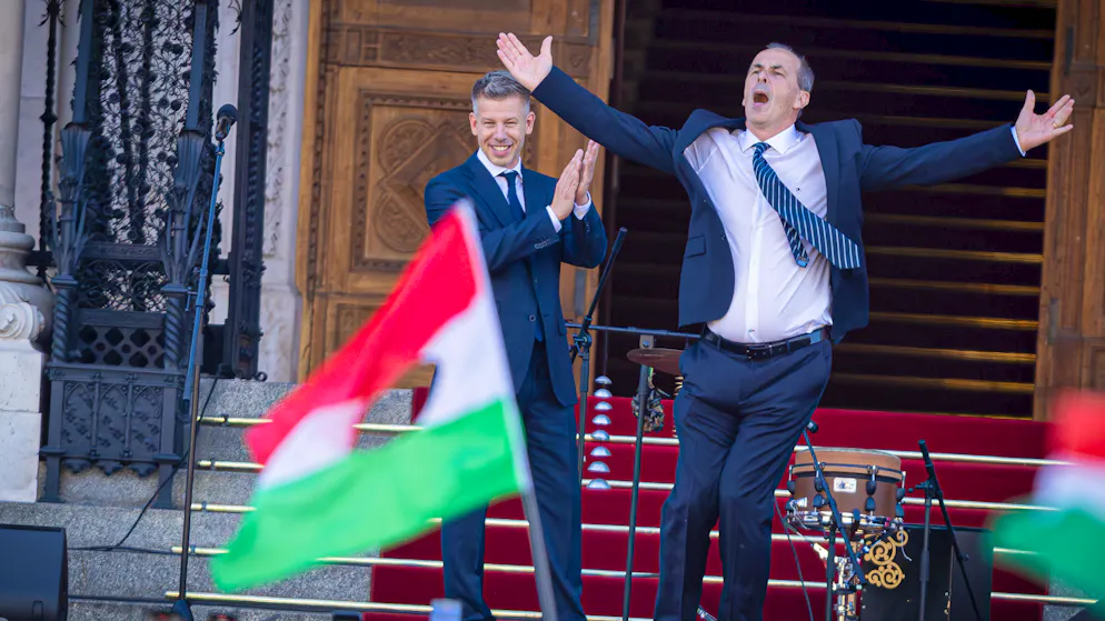 Ungarns neue Lockerheit. Minister tanzt vor Parlament – und geht mit Luftgitarre viral