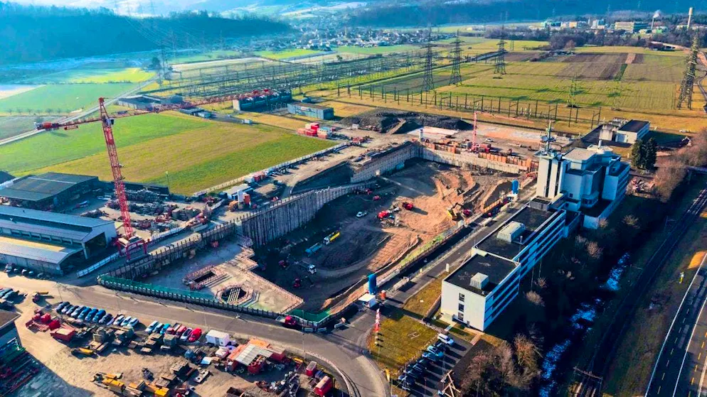 Le trou destiné à accueillir la gigantesque batterie est aussi grand que deux terrains de football.