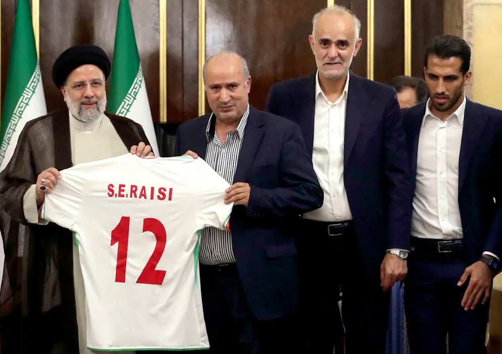 Il presidente della Federcalcio iraniana Mehdi Taj (terzo da destra) in un'immagine d'archivio