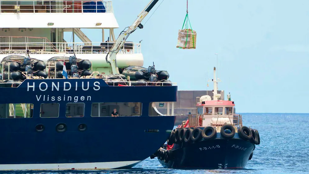 The "Hondius", which is anchored off Tenerife, is being supplied with supplies. (May 11, 2026)