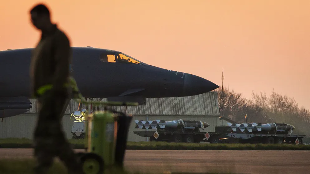 Ein US-Bomber vom Typ Rockwell B-1 Lancer am 8. April auf der Basis RAF Fairford im englischen Gloucestershire. Im Hintergrund sind JDAM-Bomben parat für den Einsatz.