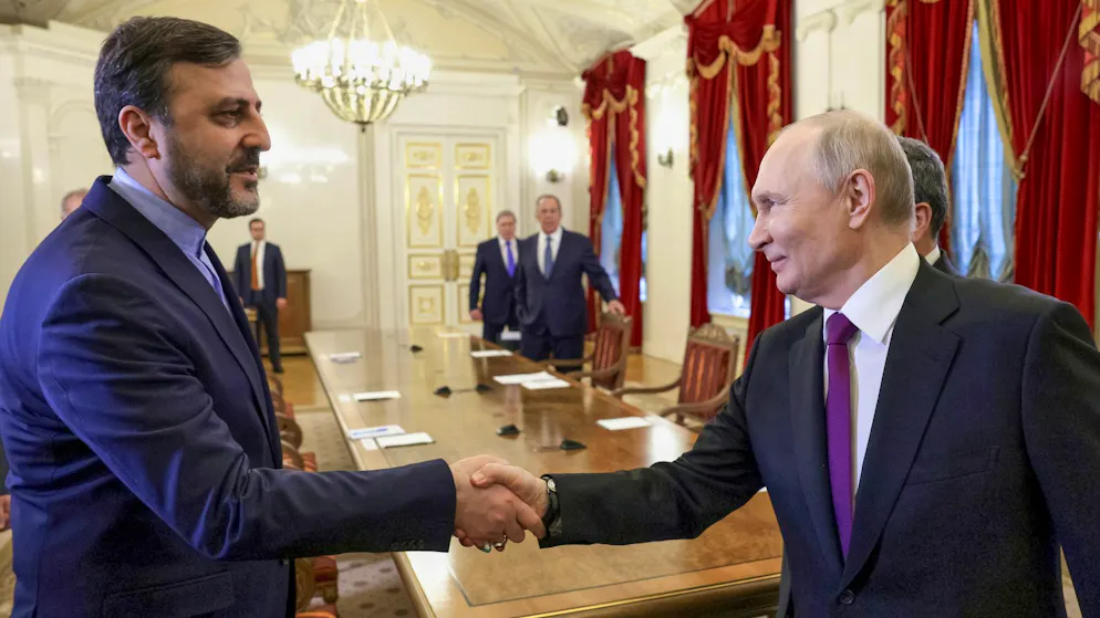 Der iranische Vize-Aussenminister Kazem Gharibabadi, hier Ende April mit Russlands Präsident Wladimir Putin, spricht bei den US-Forderungen von einem Kapitulationsdokument.
